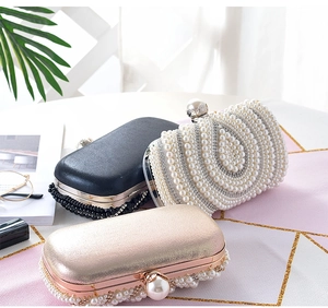 Detail van elegante avondtassen met parelaccenten en sprankelende strass-steentjes