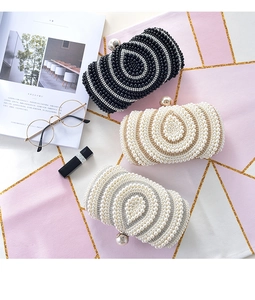 Detailweergave van parelclutches in zwart, goud en wit voor elegante avondfeesten