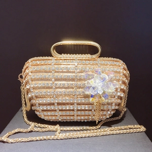 Pochette de soirée dorée luxueuse avec cristaux scintillants et grande fleur en cristal
