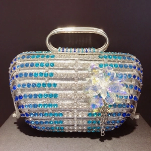Sac de soirée cage à oiseaux avec strass bleus et fleur en cristal étincelante