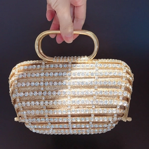 Détail du sac de soirée cage à oiseaux doré avec strass étincelants et glands
