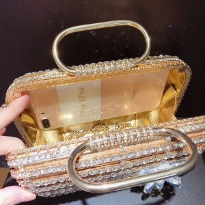 Détail de l'intérieur de la pochette dorée à strass montrant la capacité du téléphone