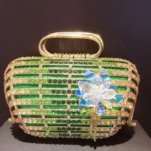 Détail du sac de soirée cage à oiseaux vert avec strass colorés et pompon fleuri