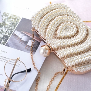Elegante ivoren parel avondtasje met champagnegouden montuur en afneembare ketting