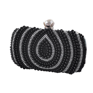 Elegante zwarte avondtas met strass en parels voor feestjes en bruiloften in stijl