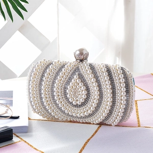 Elegante witte avondtas met parels en strassteentjes in een druppelpatroon