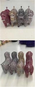 Detailansicht der welpenförmigen Kristall-Clutches in Pink, Gold, Schwarz und Silber