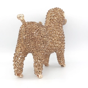 Nahaufnahme der goldenen Pudel-Abendtasche mit Strasssteinen und hohlem Metallrahmen