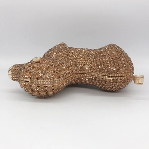 Detail einer luxuriösen Flusspferd-Clutch mit Champagner-Kristallen und Goldrahmen