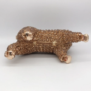 Makroaufnahme der goldenen Leoparden-Abendtasche mit luxuriösen Strasssteinen und Details