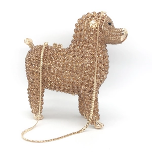 Detail der goldene Hundekupplung mit hohlem Metallrahmen und schimmernden Kristallsteinen