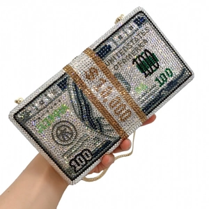 Dettaglio della borsa clutch a forma di dollaro con strass e scritta $10.000