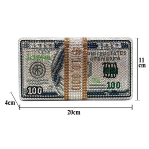 Vista macro della borsa dollaro con strass e dimensioni di 20 cm x 11 cm x 4 cm