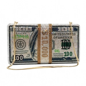 Dettaglio della borsa da sera a forma di dollari con strass e catena dorata sottile