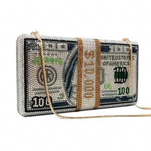 Dettaglio della borsa a mano con strass a forma di banconota da 100 dollari oro