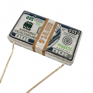 Dettaglio di una borsa da sera a forma di mazzetto di dollari con cristalli scintillanti