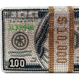 Dettaglio della pochette con motivo dollaro, cristalli scintillanti e artigianato