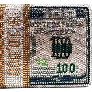 Vista macro della borsa da sera a forma di banconota da 100 dollari con cristalli lucidi