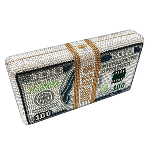 Vista macro della pochette da sera a dollaro con strass in cristallo e dettaglio banda 10.000