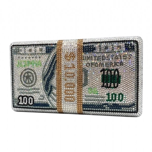 Dettaglio borsa da sera con strass lucidi e design creativo a banconota da 100 dollari