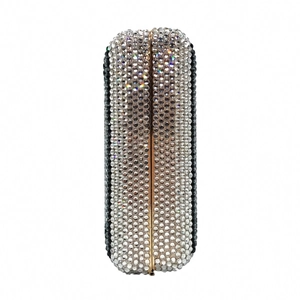 Dettaglio di una pochette da sera di lusso con strass bianchi e neri e chiusura dorata