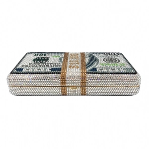 Dettaglio macro della borsa a forma di dollari con cristalli pavé e motivo banconote