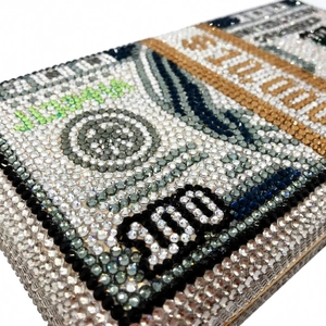 Dettaglio dei brillantini a mano che mostrano il design del dollaro sulla borsa da sera