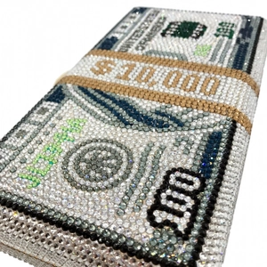 Dettaglio ravvicinato degli strass su una pochette da sera a forma di mazzetta di dollari
