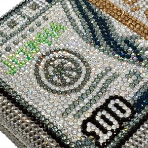 Dettaglio macro della borsa da sera di lusso con strass incastonati e motivo da 100 dollari