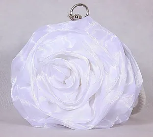 Détail du sac de soirée rose en soie blanche avec anneau métallique et pétales satinés