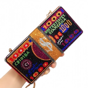 Détail macro de la pochette de soirée dollars avec strass colorés et chaîne dorée