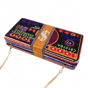 Gros plan d'une pochette billet de dollar ornée de strass colorés et cristaux brillants