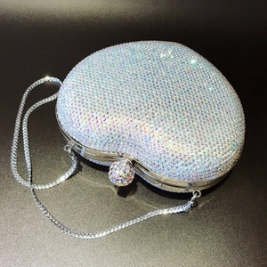 Pochette de soirée cœur étincelante avec strass irisés et bandoulière chaîne argentée