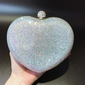 Pochette de soirée en forme de cœur scintillante avec strass aurora et fermoir