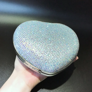 Pochette de soirée en forme de cœur avec strass colorés et cadre métallique argenté
