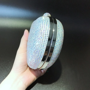 Pochette de soirée en forme de cœur ornée de strass irisés avec cadre en métal