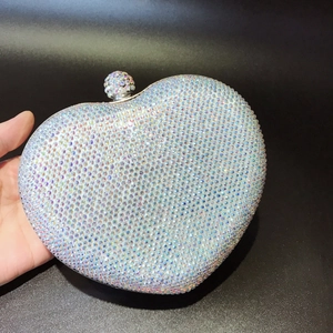 Pochette de soirée en forme de cœur ornée de cristaux scintillants et de strass