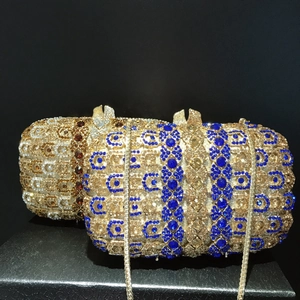 Détail de pochettes de soirée de luxe avec strass et motifs géométriques ondulés