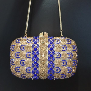 Pochette de soirée rigide de luxe avec strass bleus et champagne et chaîne dorée