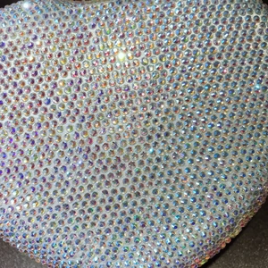 Pochette de soirée en forme de cœur avec strass AB irisés et chaîne amovible
