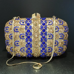 Vue détaillée d'une pochette de luxe en strass avec motifs géométriques bleus et dorés