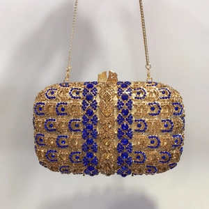 Détails des cristaux géométriques sur la pochette de soirée dorée et bleu cobalt