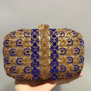 Détail de strass bleu royal et doré sur une pochette de soirée géométrique chic