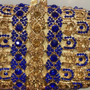 Vue détaillée des cristaux bleus et dorés sertis main sur cette pochette de soirée