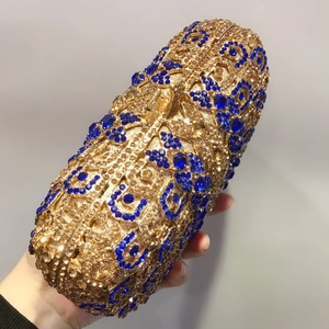 Vue détaillée d'une pochette de soirée luxueuse avec strass dorés et bleu marine