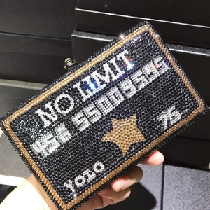 Pochette rectangulaire de luxe avec cristaux noirs et dorés et motifs d'étoiles