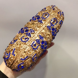 Détail de strass bleus et dorés scintillants sur une pochette de soirée de luxe