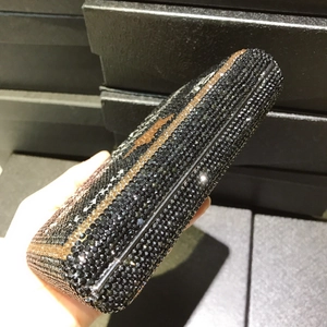Pochette de soirée luxueuse à rayures en cristaux noirs et dorés avec strass brillants