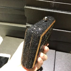 Pochette de soirée en cristaux noirs avec strass et bordure en métal doré
