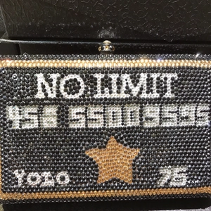 Pochette de soirée en cristal noir faite main avec étoiles dorées et strass brillants